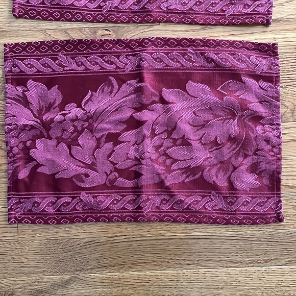 ❤️3/$15❤️Table Runner and Place Mats - Picture 2 of 6